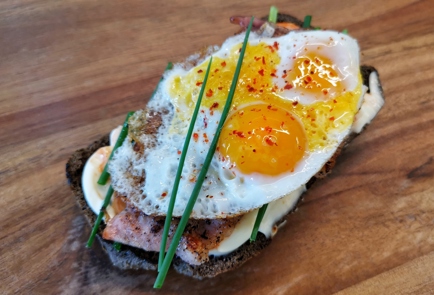 Фото шага рецепта Бутерброд с перепелиным яйцом 186433 шаг 13  