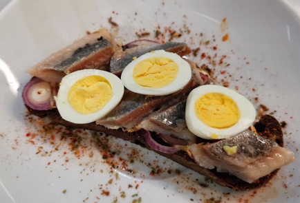Фото шага рецепта Бутерброд с селедкой и перепелиным яйцом 153022 шаг 10  
