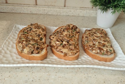 Фото шага рецепта Бутерброды с шампиньонами и сыром 190719 шаг 13