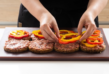 Фото шага рецепта Бутерброды странджанки с фаршем брынзой и болгарским перцем 151012 шаг 5  