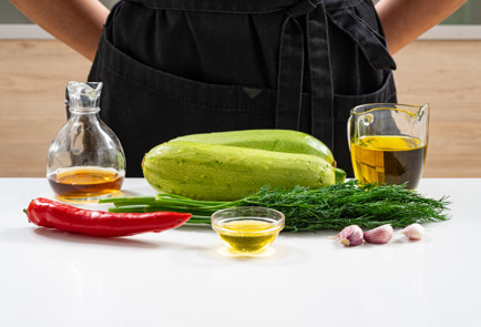 Фото шага рецепта Быстрые маринованные кабачки 190502 шаг 1  