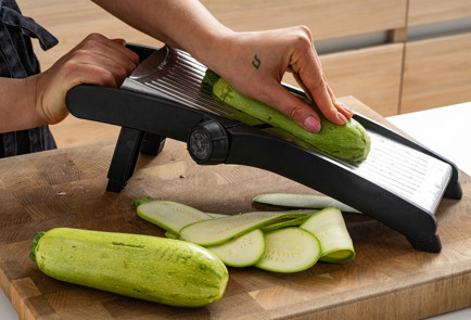 Фото шага рецепта Быстрые маринованные кабачки 190502 шаг 2  