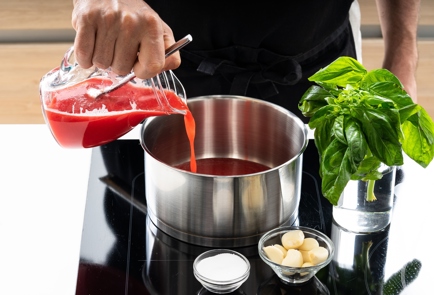 Фото шага рецепта Быстрый томатный соус с базиликом и чесноком 139625 шаг 2  