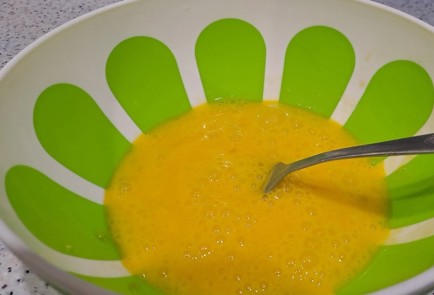 Фото шага рецепта Быстрый завтрак из лаваша и яиц со шпинатом и куриной грудкой 189381 шаг 5