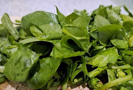 Фото шага рецепта Быстрый завтрак из лаваша и яиц со шпинатом и куриной грудкой 189381 шаг 6