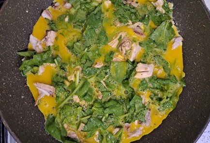 Фото шага рецепта Быстрый завтрак из лаваша и яиц со шпинатом и куриным мясом 189376 шаг 11