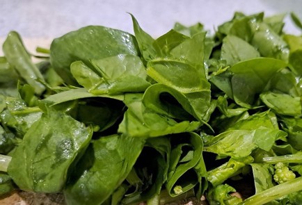 Фото шага рецепта Быстрый завтрак из лаваша и яиц со шпинатом и куриным мясом 189376 шаг 5