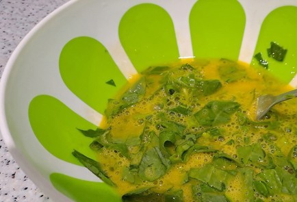 Фото шага рецепта Быстрый завтрак из лаваша и яиц со шпинатом и куриным мясом 189376 шаг 6