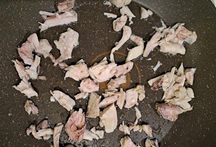 Фото шага рецепта Быстрый завтрак из лаваша и яиц со шпинатом и куриным мясом 189376 шаг 9