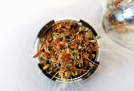 Фото шага рецепта Целебный ромашковый чай с имбирем и зверобоем 140894 шаг 2  