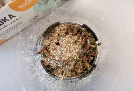 Фото шага рецепта Целебный ромашковый чай с имбирем и зверобоем 140894 шаг 3  