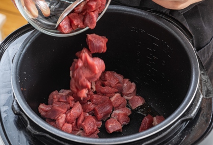 Фото шага рецепта Чечевица с тушеным мясом и луковыми кольцами 175581 шаг 4  