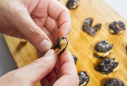 Фото шага рецепта Чернослив фаршированный грецким орехом в сметанном соусе 26558 шаг 1  