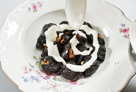 Фото шага рецепта Чернослив фаршированный грецким орехом в сметанном соусе 26558 шаг 3  