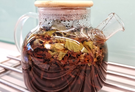 Фото шага рецепта Черный чай с травами и кардамоном 152910 шаг 10  