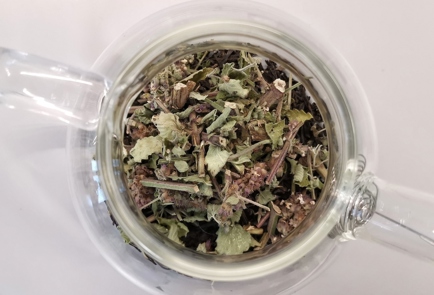 Фото шага рецепта Черный чай с травами и кардамоном 152910 шаг 2  