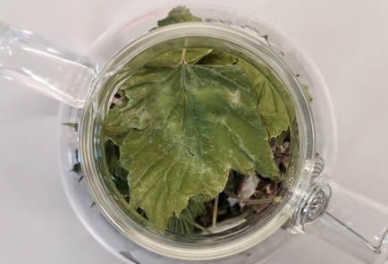 Фото шага рецепта Черный чай с травами и кардамоном 152910 шаг 4  