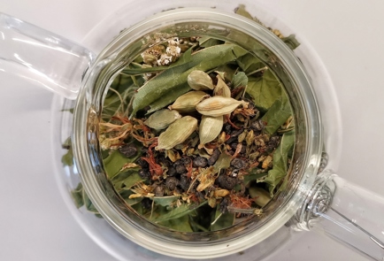 Фото шага рецепта Черный чай с травами и кардамоном 152910 шаг 8  