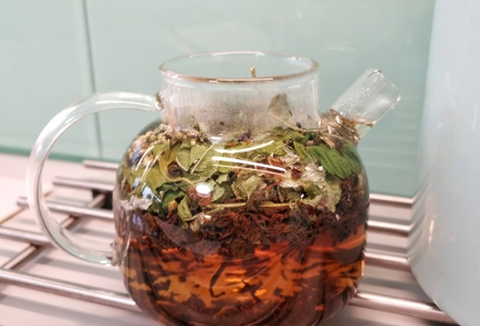 Фото шага рецепта Черный чай с травами и кардамоном 152910 шаг 9  