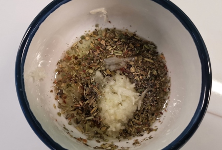 Фото шага рецепта Чесночный халуми с травами на сковороде гриль 152916 шаг 7  