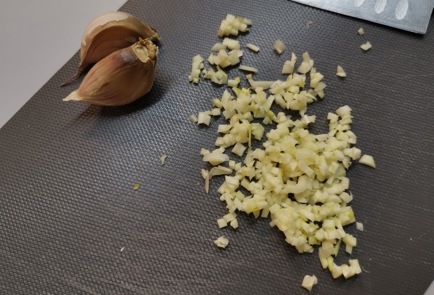Фото шага рецепта Чесночный салат из свеклы и сельдерея 175517 шаг 2  