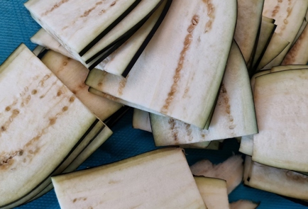 Фото шага рецепта Чипсы из баклажанов с солью и паприкой 152644 шаг 3  