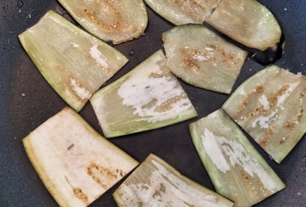 Фото шага рецепта Чипсы из баклажанов с солью и паприкой 152644 шаг 5  