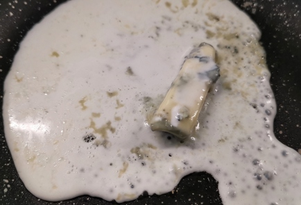 Фото шага рецепта Чипсы с сыром дорблю 173341 шаг 5  