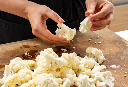 Фото шага рецепта Цветная капуста в кляре 190673 шаг 2