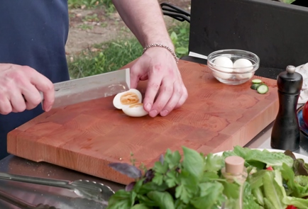 Фото шага рецепта Дачный салат со скумбрией на мангале 174463 шаг 8  