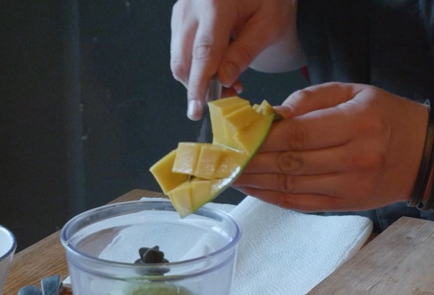 Фото шага рецепта Сладкий мусс из авокадо с манго 152787 шаг 5  