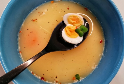 Фото шага рецепта Куриный суп с перепелиными яйцами и перцем чили 173405 шаг 10  