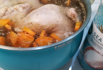 Фото шага рецепта Куриный суп с перепелиными яйцами и перцем чили 173405 шаг 4  