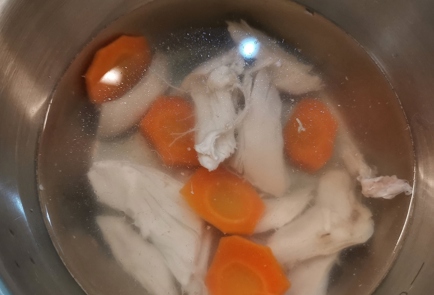 Фото шага рецепта Куриный суп с перепелиными яйцами и перцем чили 173405 шаг 7  