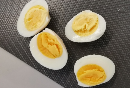 Фото шага рецепта Куриный суп с перепелиными яйцами и перцем чили 173405 шаг 8  