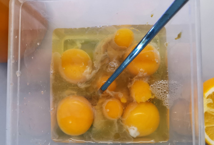 Фото шага рецепта Домашний майонез из двух видов яиц 152009 шаг 3  