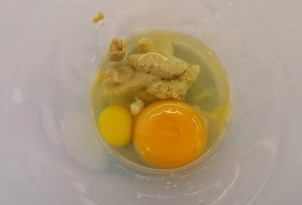 Фото шага рецепта Домашний майонез из двух яиц с лаймом 152317 шаг 1  