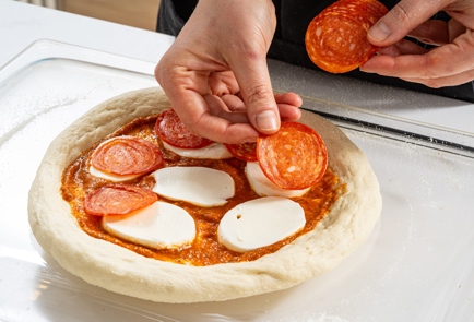 Фото шага рецепта Домашняя пицца пепперони 175636 шаг 15  