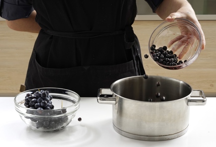Фото шага рецепта Джем из винограда и черноплодной рябины 152738 шаг 1  