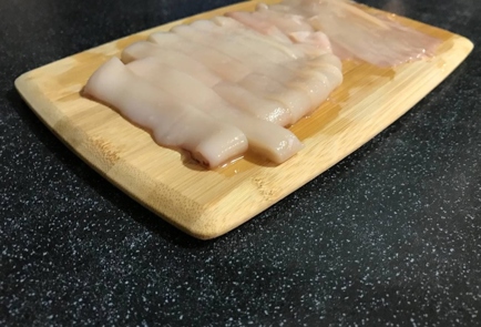 Фото шага рецепта Фарфалле с кальмарами под соусом из сыра с голубой плесенью 151352 шаг 1  