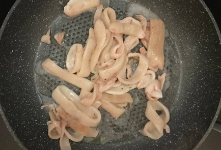 Фото шага рецепта Фарфалле с кальмарами под соусом из сыра с голубой плесенью 151352 шаг 4  