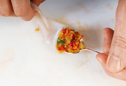 Фото шага рецепта Фаршированные кальмары на тартаре из томатов 30400 шаг 3  