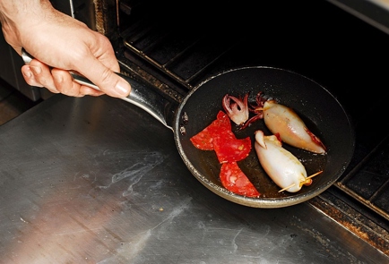 Фото шага рецепта Фаршированные кальмары на тартаре из томатов 30400 шаг 4  