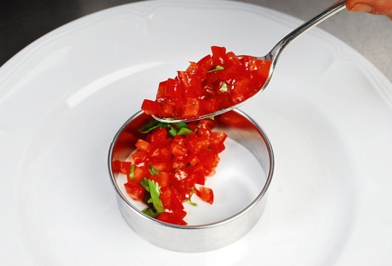 Фото шага рецепта Фаршированные кальмары на тартаре из томатов 30400 шаг 6  