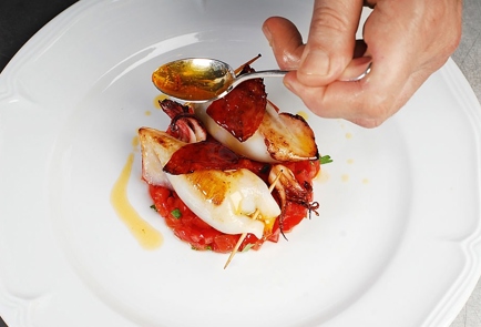 Фото шага рецепта Фаршированные кальмары на тартаре из томатов 30400 шаг 7  