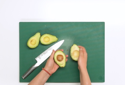 Фото шага рецепта Фаршированные авокадо с салатом из тунца 139496 шаг 3  