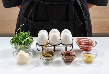 Фото шага рецепта Фаршированные яйца с анчоусом и маринованным луком 175396 шаг 1  