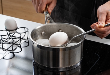 Фото шага рецепта Фаршированные яйца с анчоусом и маринованным луком 175396 шаг 2  