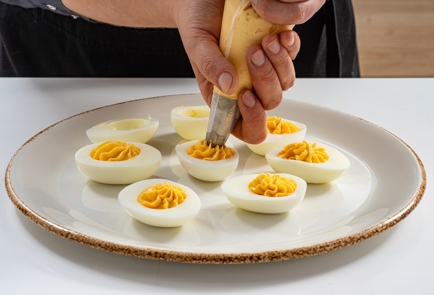 Фото шага рецепта Фаршированные яйца с анчоусом и маринованным луком 175396 шаг 5  