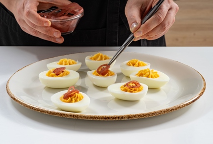Фото шага рецепта Фаршированные яйца с анчоусом и маринованным луком 175396 шаг 7  
